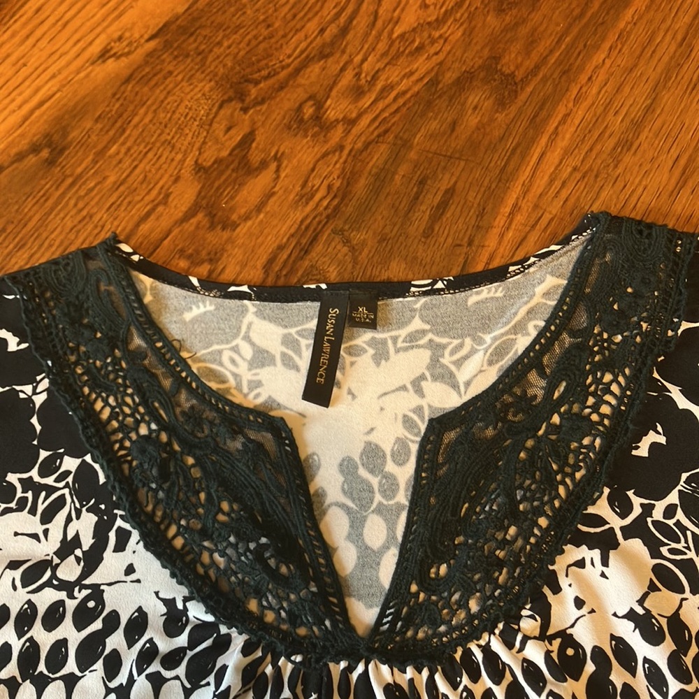 BLACK & WHITE XL LIKE NEW SUSAN LAWRENCE LACE CUTWORK NECK TOP - Picture 6 of 8